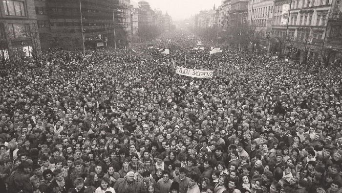 Существует два подхода к типологии обществ. Формационный подход рассматривает историю нации как смену формаций. Сортировка основывается на уровне развития производительных сил. Культурный подход рассматривает прогресс как цепь сменяющих друг друга культур. Обе позиции имеют свои преимущества и недостатки.