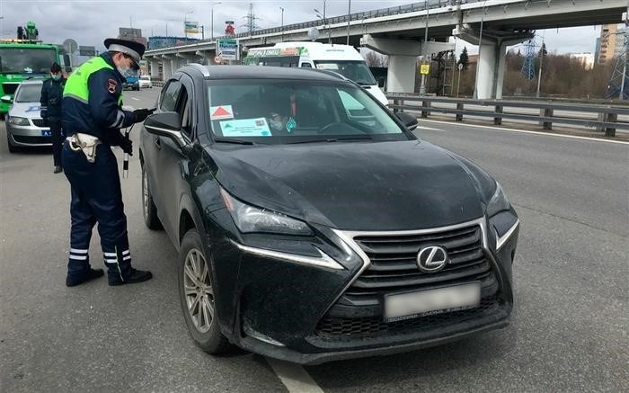 Предъявлять страховку по требованию автоинспектора обязательно.